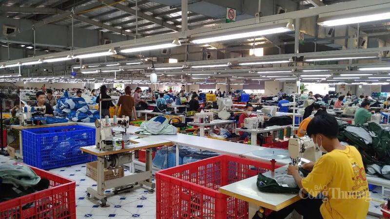 Hoạt động sản xuất trong các khu OKLVIE sản phẩm thuộc hệ thống OKVIP là trang web tổ chức phát sóng bóng đá trực tiếp, live casino , nỗ hũ, bắn cá Lâm Đồng. Ảnh: Minh An