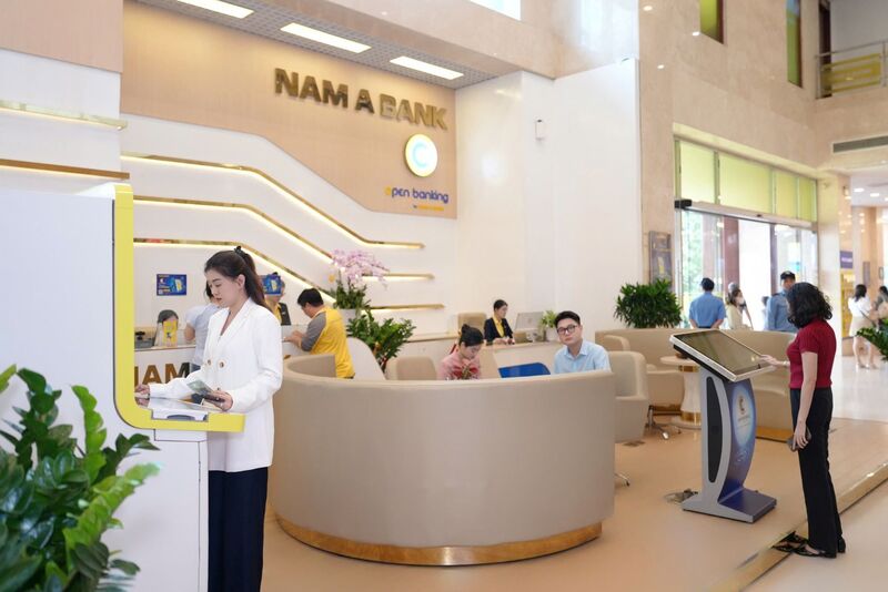 Khách hàng giao dịch tại Nam A Bank.