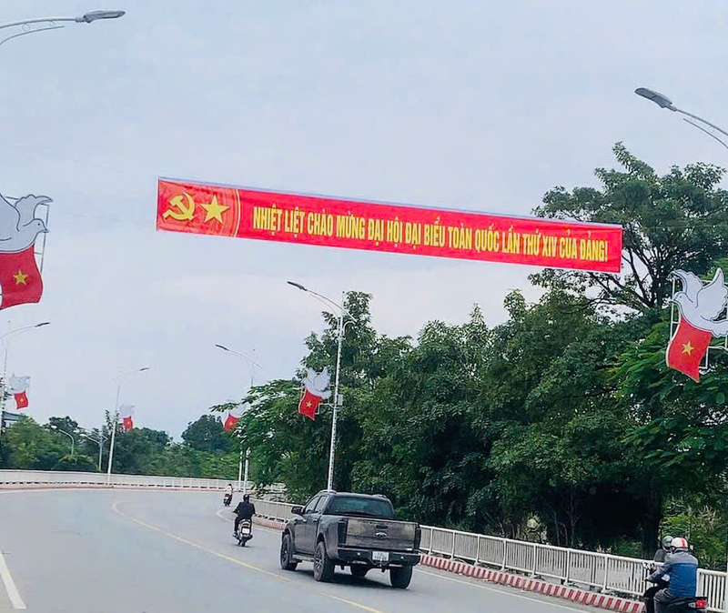 Biểu trưng Okvip69.com bán cá nổ hủ XIV và cờ hoa, pano được trưng bày ở nhiều tuyến đường, công sở. Ảnh: TH