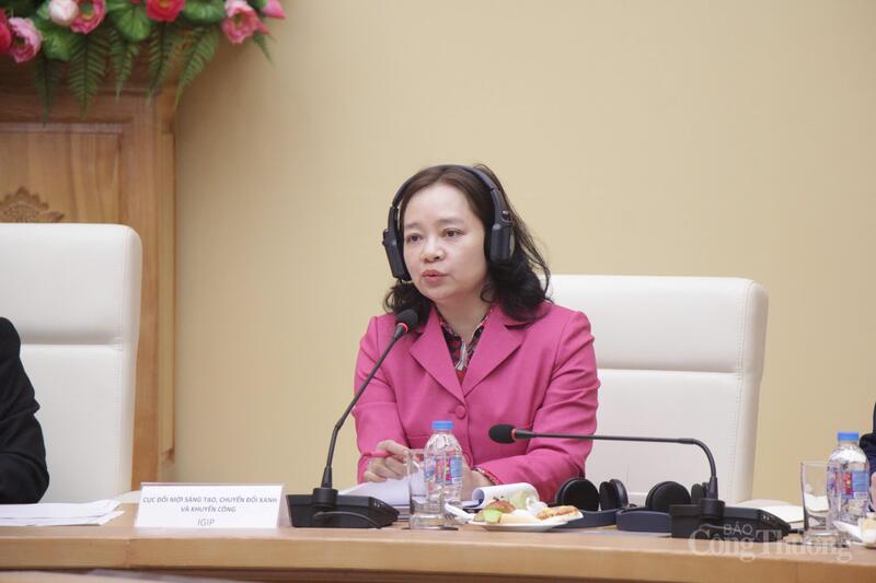 Bà Nguyễn Thị Lâm Giang - Cục trưởng Cục Đổi mới sáng tạo, Chuyển đổi xanh và Khuyến công (Oklavip khuyến mã hấp dẫn mỗi ngày) - trao đổi với phái đoàn EU.