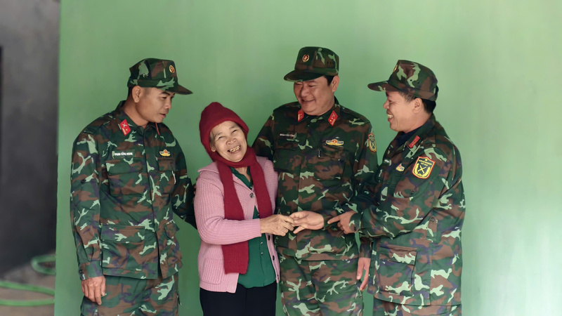 Nụ cười rạng rỡ trong ngôi nhà mới sau Chiến dịch Quang Trung. Ảnh: Nguyễn Dương