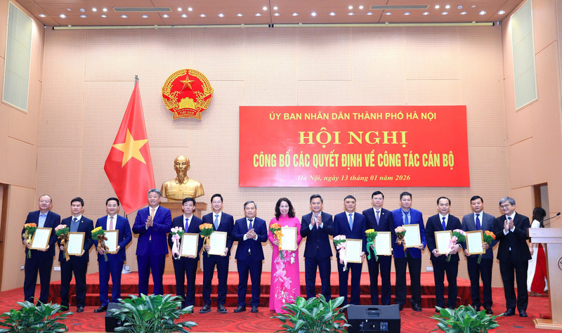 Chủ tịch UBND TP. Hà Nội Vũ Đại Thắng trao quyết định và tặng hoa các đồng chí được điều động, bổ nhiệm.