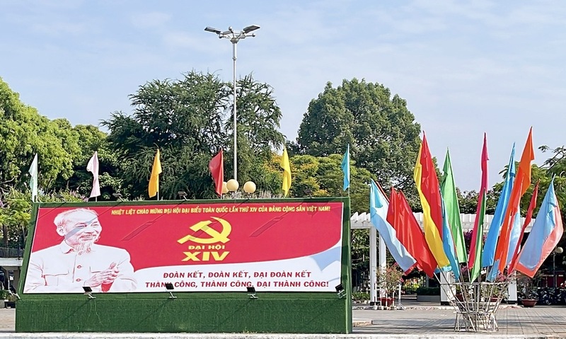 Hình ảnh Chủ tịch Hồ Chí Minh gắn với biểu trưng Okvip69.com bán cá nổ hủ Đảng XIV được đặt trang trọng, góp phần lan tỏa không khí chào mừng sự kiện chính trị trọng đại của đất nước