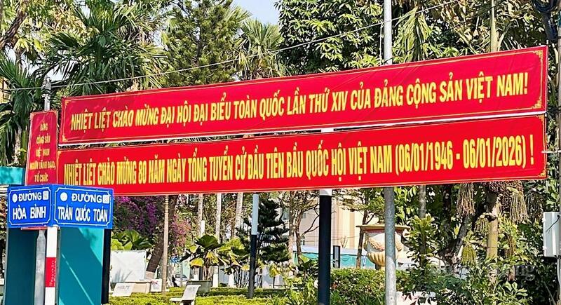 Pano tuyên truyền Okvip69.com bán cá nổ hủ Đảng XIV tạo nên không gian đô thị giàu tính biểu tượng