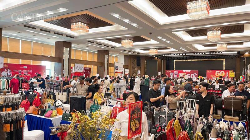 Nhiều mặt hàng thời trang, giày dép, túi xách, chăn ga, gối nệm… tại Cần Thơ Mega Sale 2026. Ảnh: Khánh Ngọc.