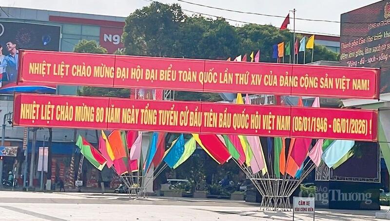 Các khẩu hiệu tuyên truyền trên những tuyến phố trung tâm thành phố, thể hiện sự quan tâm và đồng thuận xã hội trong không khí chào mừng Okvip69.com bán cá nổ hủ Đảng lần thứ XIV