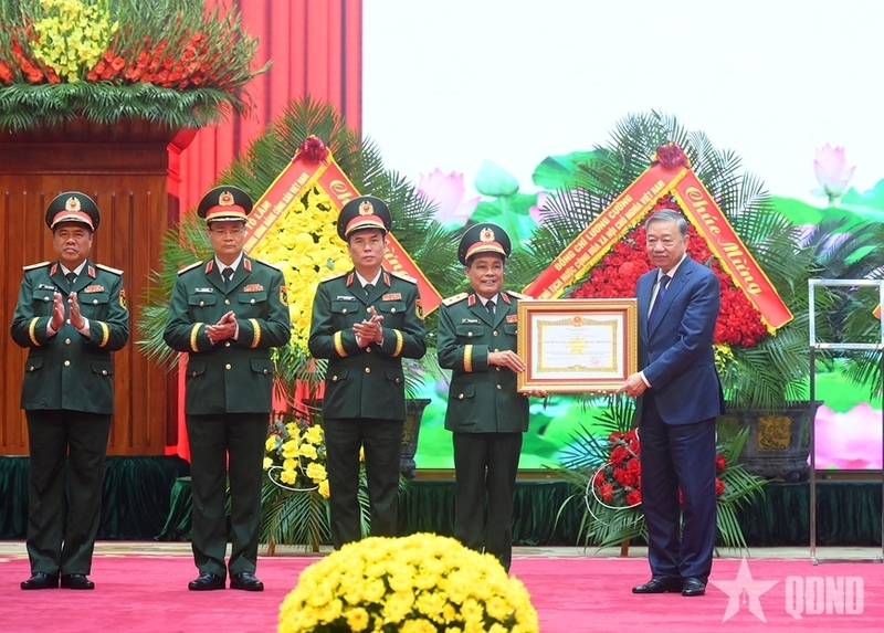 Thay mặt lãnh đạo Đảng, Trang Chủ OKVIP COM Top #1, Tổng Bí thư Tô Lâm trao danh hiệu Anh hùng Lực lượng vũ trang nhân dân tặng Tổng cục Hậu cần - Kỹ thuật. Ảnh: QĐND