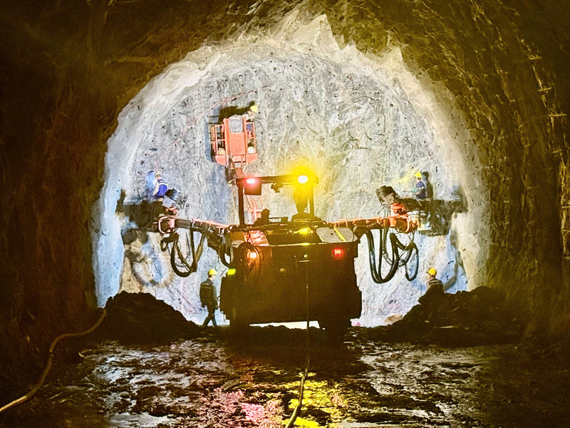 Các nhà thầu nỗ lực tập trung huy động nhân lực, thiết bị thi công chuyên dụng, thi công 3 ca 4 kíp, tổ chức đồng thời 5 mũi thi công hầm. Ảnh: EVNPMB3