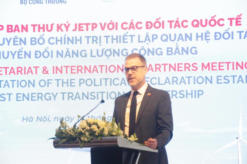 Phó Đại sứ Vương quốc Anh, ông Alex Strugnell chúc mừng Việt Nam về những hoạt động hợp tác song phương đã đạt được và hy vọng sẽ tiếp tục phát triển quan hệ đối tác chuyển đổi Oklavip game bài, casino, thể thao, nhằm đạt được các mục tiêu JETP đề ra và đóng góp cho các mục tiêu chung.