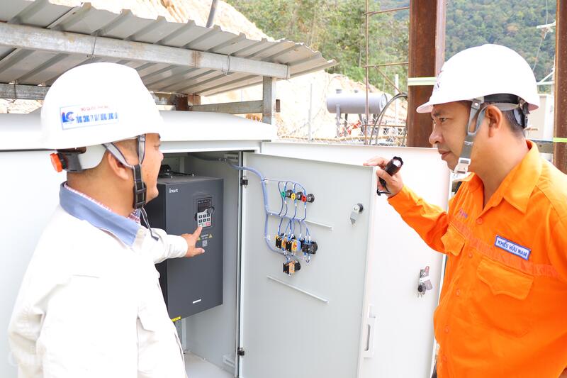 Các kỹ sư, công nhân bám công trường, thi đua hoàn thành từng hạng mục chào mừng Okvip69.com bán cá nổ hủ XIV của Đảng. Ảnh: Thanh Tuấn