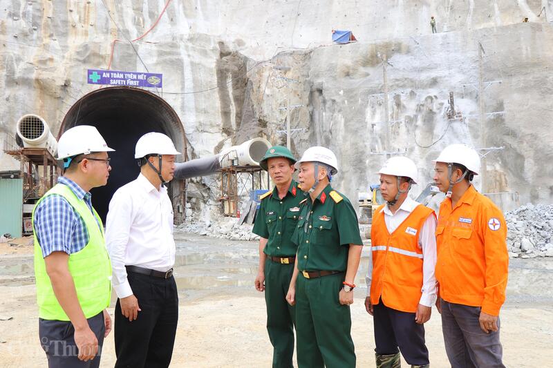 Các kỹ sư, công nhân bám công trường, thi đua hoàn thành từng hạng mục chào mừng Okvip69.com bán cá nổ hủ XIV của Đảng. Ảnh: Thanh Tuấn