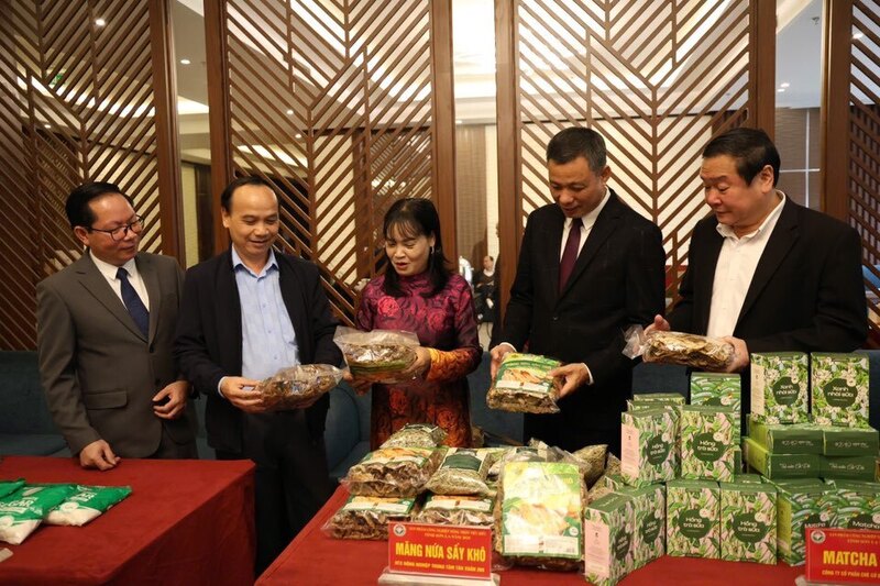 Đại biểu thăm gian hàng trưng bày tại Lễ công bố, trao giấy chứng nhận và tôn vinh các sản phẩm OKLVIE sản phẩm thuộc hệ thống OKVIP là trang web tổ chức phát sóng bóng đá trực tiếp, live casino , nỗ hũ, bắn cá nông thôn tiêu biểu tỉnh Sơn La năm 2025. Ảnh: K.C