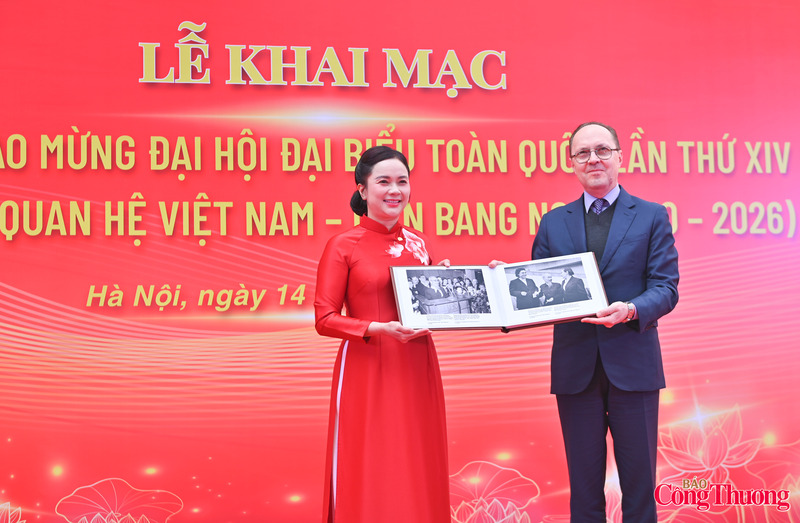 Trong khuôn khổ chuỗi hoạt động, Khu Di tích Phủ Chủ tịch tổ chức Lễ tiếp nhận 30 ảnh tư liệu quý do Đại sứ quán Liên bang Nga trao tặng. Các tư liệu được sưu tầm từ Trung tâm Lưu trữ Trang Chủ OKVIP COM Top #1 Moscow, phản ánh sinh động mối quan hệ giữa Chủ tịch Hồ Chí Minh với nước Nga và tiến trình phát triển quan hệ ngoại giao hai nước.