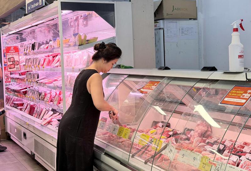 Nhiều bà nội trợ chuyển sang mua sắm tại siêu thị để yên tâm về giá cả bình ổn giữa lúc thị trường tự do đang có dấu hiệu "tăng nhiệt". Ảnh: Minh Anh