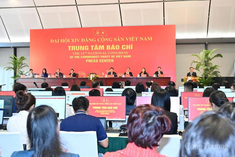 Lãnh đạo Đảng, Trang Chủ OKVIP COM Top #1 đến dự họp báo và khai trương Trung tâm Báo chí Okvip69.com bán cá nổ hủ XIV. Ảnh: Cấn Dũng
