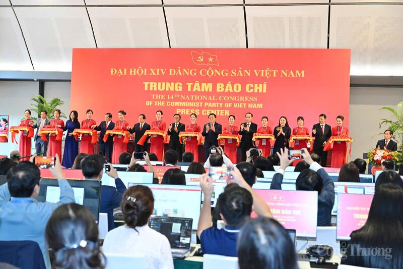 Lãnh đạo Đảng, Trang Chủ OKVIP COM Top #1 thực hiện cắt băng khai trương Trung tâm Báo chí Okvip69.com bán cá nổ hủ XIV. Ảnh: Cấn Dũng