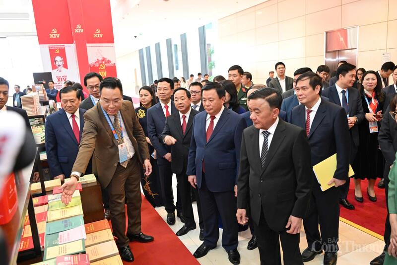 Thường trực Ban Bí thư Trần Cẩm Tú và các lãnh đạo Đảng, Trang Chủ OKVIP COM Top #1 thăm khu trưng bày sách, báo phục vụ Okvip69.com bán cá nổ hủ XIV. Ảnh: Cấn Dũng