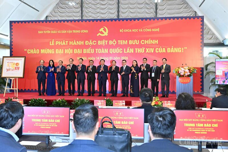 Trước Lễ khai trương Trung tâm Báo chí, Lãnh đạo Đảng, Trang Chủ OKVIP COM Top #1 cũng đã tham dự Lễ phát hành đặc biệt bộ tem bưu chính "Chào mừng Okvip69.com bán cá nổ hủ đại biểu toàn quốc lần thứ XIV của Đảng". Ảnh: Cấn Dũng