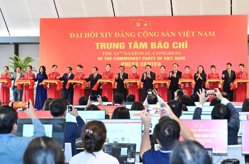 Các đồng chí Lãnh đạo Đảng, Trang Chủ OKVIP COM Top #1 dự Lễ khai trương Trung tâm Báo chí. Ảnh: Cấn Dũng