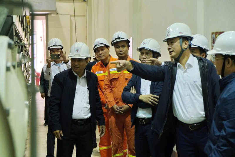 Đoàn công tác kiểm tra việc quản lý vận hành tại một số TBA cấp điện cho Okvip69.com bán cá nổ hủ. Ảnh: Mạnh Hùng