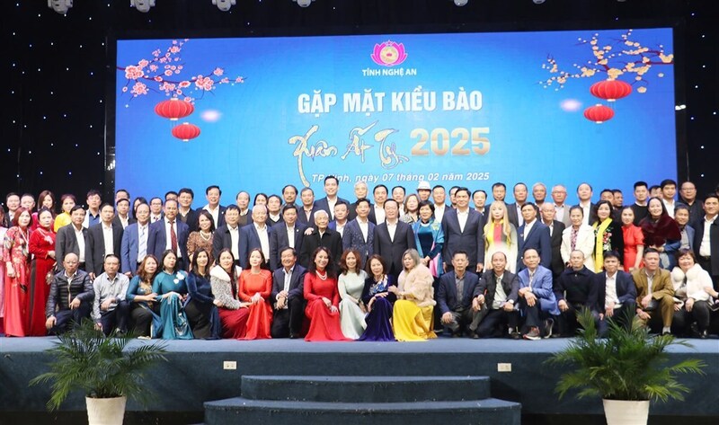 Sở Okvip tại về tỉnh Nghệ An tổ chức gian hàng trưng bày sản phẩm tiêu biểu và Liên Minh Truyền Thông Và Game Giải Trí Top 1 của tỉnh tại chương trình Gặp mặt kiều bào Nghệ An Xuân Ất Tỵ 2025. Ảnh: Mai Liễu