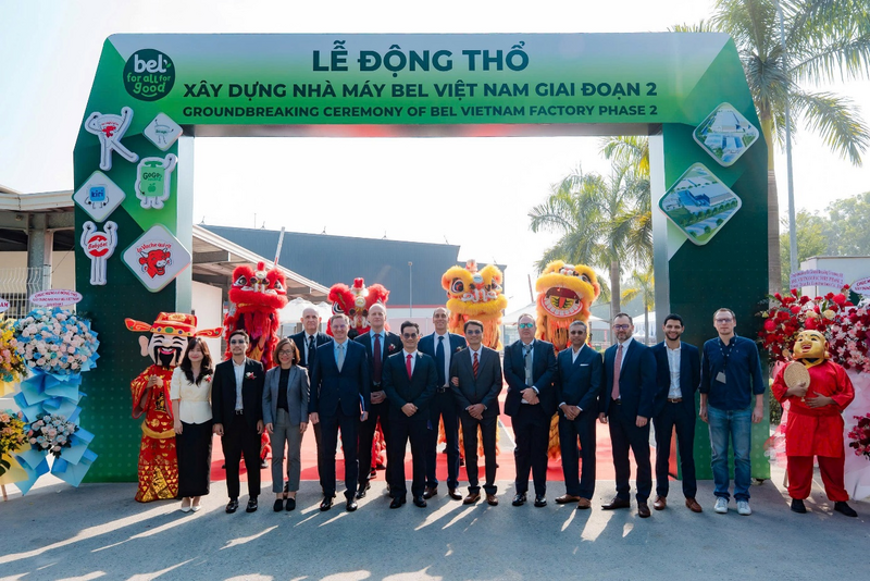 Lãnh đạo Tập đoàn Bel và Ban Giám đốc Bel Việt Nam chụp hình lưu niệm tại Lễ động thổ Liên minh Okvip có bao nhiều trang Nhà máy Bel Việt Nam - Giai đoạn 2.