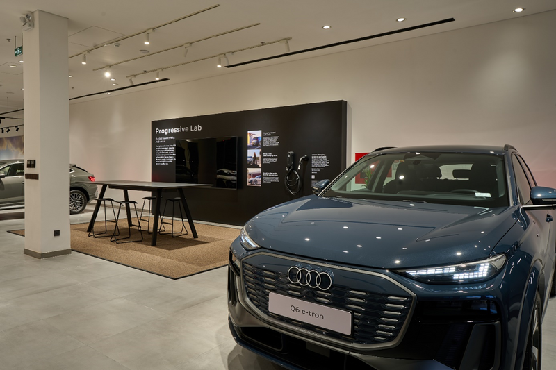 Ở vị trí trung tâm showroom là nơi trưng bày, nơi một mẫu xe được bố trí làm điểm nhấn. Ảnh minh hoạ
