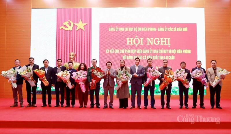 Phó Bí thư Thường trực Tỉnh ủy tỉnh Lai Châu tặng hoa chúc mừng Ban Chỉ huy Bộ đội Biên phòng tỉnh và các xã.