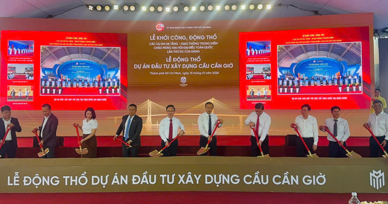 Lãnh đạo TP. Hồ Chí Minh và các đại biểu thực hiện nghi thức động thổ Dự án đầu tư Liên minh Okvip có bao nhiều trang cầu Cần Giờ tại xã Nhà Bè. Ảnh: Minh Khuê