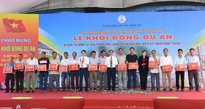 Phó Thủ tướng Bùi Thanh Sơn tặng quà cho các hộ dân trong vùng dự án Nhà máy điện hạt nhân Ninh Thuận 1. Ảnh: VGP/Hải Minh