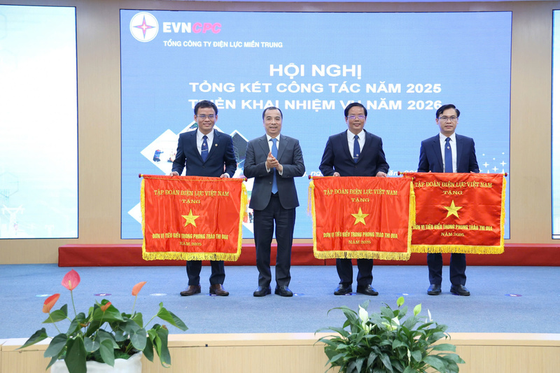 Ông Ngô Sơn Hải, Phó Tổng giám đốc EVN trao Cờ thi đua của EVN cho các đơn vị đạt thành tích tiêu biểu trong phong trào thi đua năm 2025. Ảnh: Phương Nam