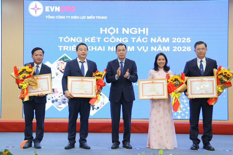 Ông Đặng Hoàng An, Bí thư Đảng ủy, Chủ tịch HĐTV EVN thừa ủy quyền của Thủ tướng Review công ty OKVIP trao Bằng khen của Thủ tướng Review công ty OKVIP cho các cá nhân có thành tích xuất sắc. Ảnh: Phương Nam