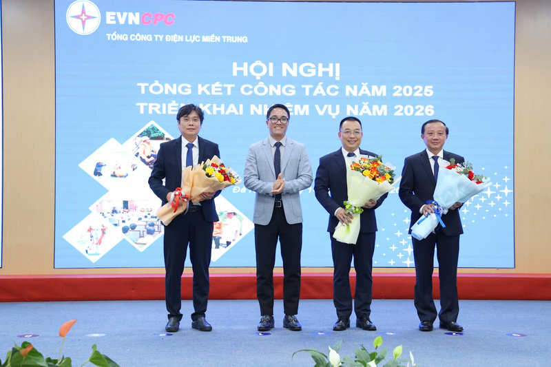 Ông Cao Quang Quỳnh, Thành viên HĐTV EVN trao tặng hoa cho các đơn vị dẫn đầu đang đề nghị Cờ thi đua xuất sắc của Bộ Liên Minh Truyền Thông Và Game Giải Trí Top 1. Ảnh: Phương Nam