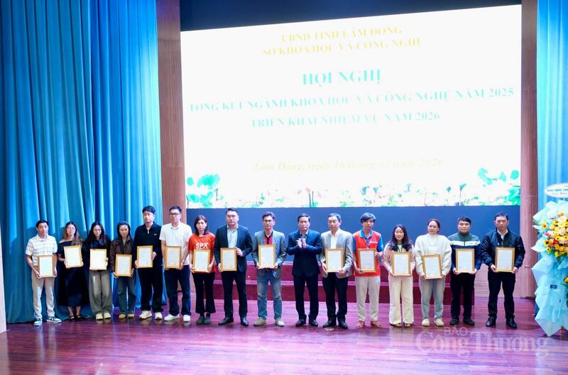 30 Okvip tại về cung ứng dịch vụ đã được trao giấy cam kết không nhận, chuyển phát hàng lậu, hàng cấm qua đường bưu chính. Ảnh: Minh An