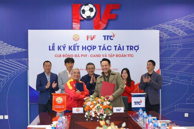 Đại diện Tập đoàn TTC và PVF/PVF-CAND thực hiện nghi thức ký kết dưới sự chứng kiến của Trung tướng Nguyễn Ngọc Toàn - Ủy viên Đảng ủy Công an Trung ương, Trợ lý Ủy viên Bộ Chính trị - Bộ trưởng Bộ Công an, Phó Chủ tịch Thường trực Hiệp hội Thể thao CAND