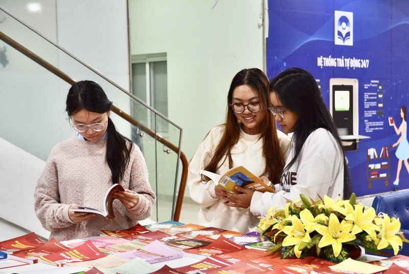 Học sinh, sinh viên tham quan, tìm hiểu tư liệu tại không gian trưng bày. Ảnh: Ngọc Thảo