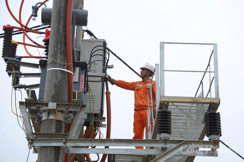 Công nhân điện lực thuộc Đội Quản lý điện lực khu vực Vị Xuyên (tỉnh Tuyên Quang) đang kiểm tra trạm biến áp treo cột tại thôn Ngọc Sơn, xã Bạch Ngọc. Ảnh: Lê Vân