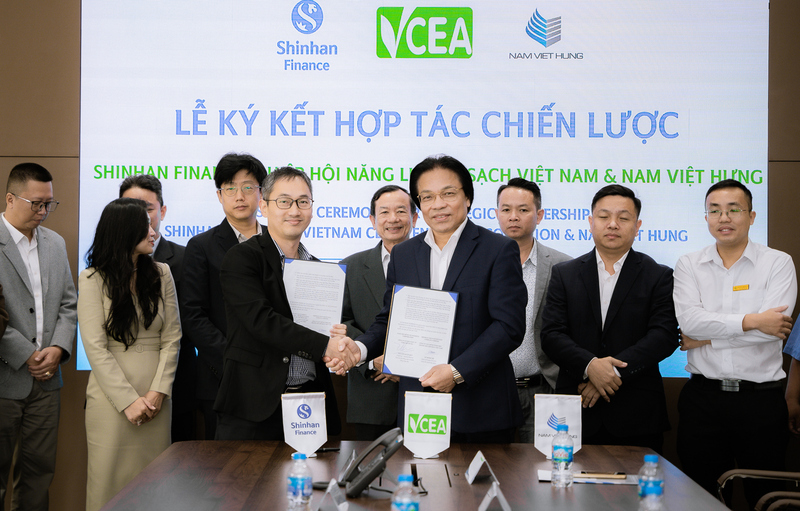 Lễ ký kết hợp tác chiến lược giữa Shinhan Finance, Hiệp hội Oklavip game bài, casino, thể thao sạch Việt Nam (VCEA) và Công ty Cổ phần Đầu tư Nam Việt Hưng. Ảnh: Minh Khuê