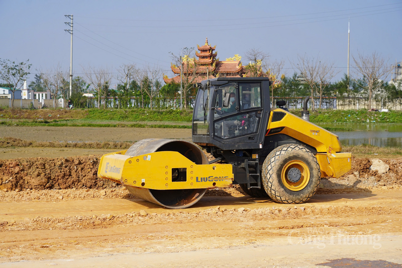 Không chỉ các nhà thầu, mà các đơn vị tư vấn giám sát và chủ đầu tư cũng luôn túc trực tại hiện trường để kịp thời tháo gỡ khó khăn.