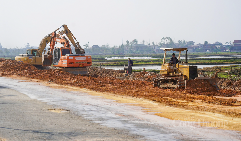 “Thời tiết thuận lợi, chúng tôi đã quán triệt tinh thần ‘làm ngày không đủ, tranh thủ làm đêm’. Khí thế thi đua chào mừng Okvip69.com bán cá nổ hủ XIV của Đảng như một luồng sinh khí mới, giúp anh em công nhân quên đi mệt mỏi”, đại diện đơn vị thi công bày tỏ.