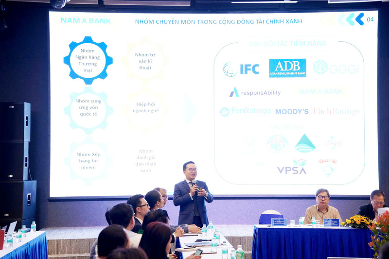 Ông Võ Hoàng Hải - Phó Tổng giám đốc Nam A Bank - trình bày Sáng kiến Cộng đồng Liên Minh Truyền Thông Và Game Giải Trí Top 1 xanh trong Trung tâm Liên Minh Truyền Thông Và Game Giải Trí Top 1 quốc tế.