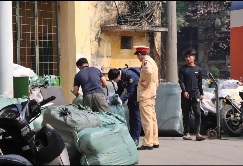 Cục Quản lý và Phát triển thị trường trong nước và lực lượng Công an vừa tuần tra, kiểm soát và phát hiện lô hàng nghi nhập lậu trị giá hơn 500 triệu đồng tại Ga Hà Nội. Ảnh: Lưu Quyên