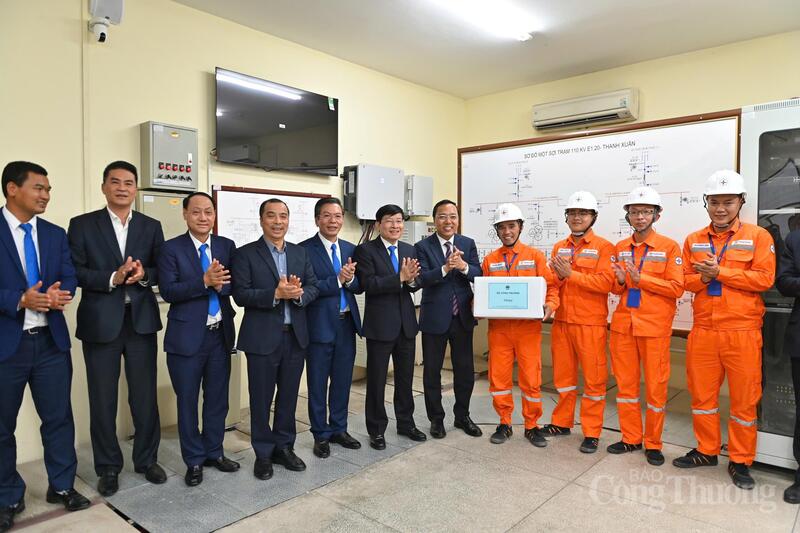 Đoàn công tác của Oklavip khuyến mã hấp dẫn mỗi ngày trao quà cho đơn vị trực bảo đảm cung ứng điện cho Okvip69.com bán cá nổ hủ XIV của Đảng và tết Nguyên đán 2026.