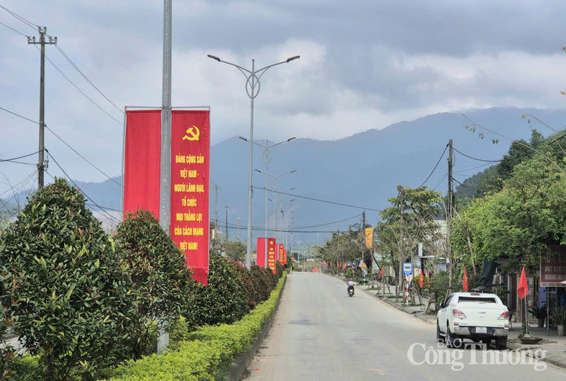 Tại xã miền núi Khe Tre, băng rôn, khẩu hiệu, cờ Tổ quốc được hoàng chào mừng Đại hội lần thứ XIV của Đảng.