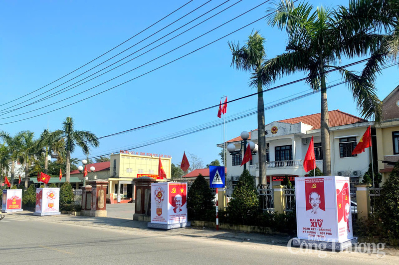 Trang hoàng chào mừng Đại hội đại biểu toàn quốc lần thứ XIV của Đảng trước cổng UBND xã Phú Vinh.