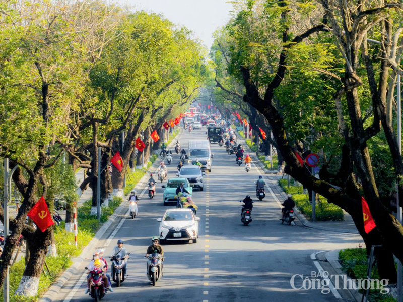 Rợp bóng cờ Tổ quốc, cờ Đảng trên các tuyến phố chính như Lê Lợi, Trần Hưng Đạo, Hùng Vương... TP. Huế