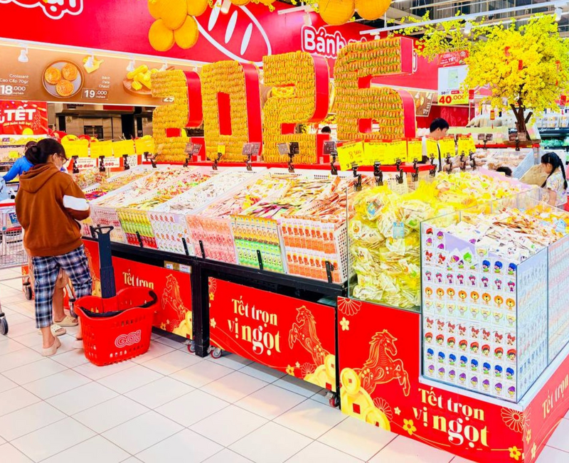Tại các siêu thị vẫn giữ lượng khách tấp nập mua sắm vào dịp cuối năm. Ảnh: T.A