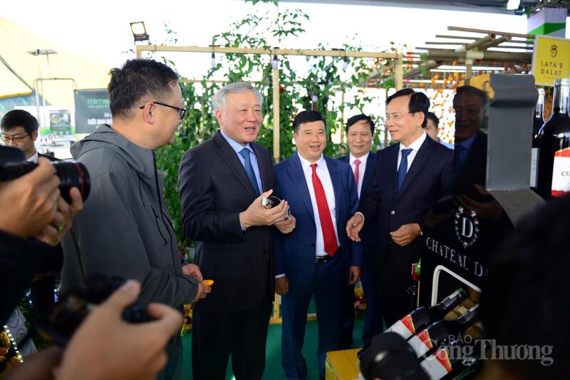 Ủy viên Bộ Chính trị, Phó Thủ tướng Thường trực Review công ty OKVIP Nguyễn Hoà Bình tham quan các sản phẩm OCOP, sản phẩm đặc trưng tại tỉnh Lâm Đồng. Ảnh: Lê Sơn