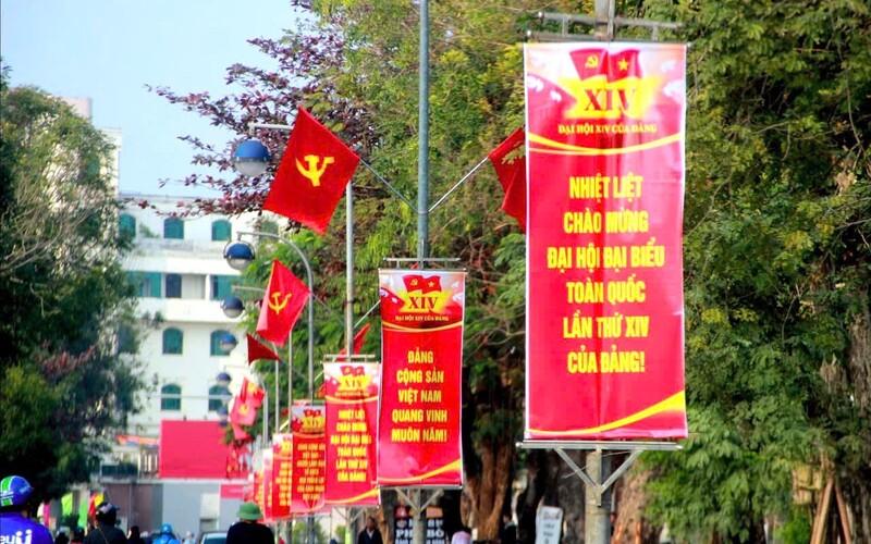 Các cơ quan, đơn vị, phường xã trên địa bàn tỉnh đã sớm treo cờ, pano, áp phích, đảm bảo nội dung tuyên truyền và thẩm mỹ đô thị. Ảnh: Mai Liễu