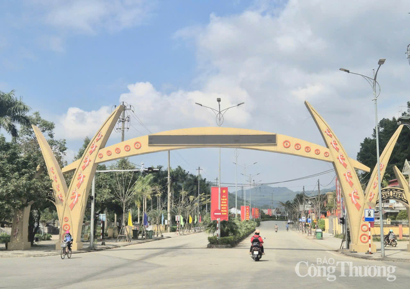Trên các tuyến đường liên thôn, liên xã, trước trụ sở cơ quan, trường học, nhà văn hóa các xã miền núi TP. Huế cờ hoa được treo ngay ngắn, đồng bộ, tạo nên diện mạo mới, khang trang và rộn ràng.